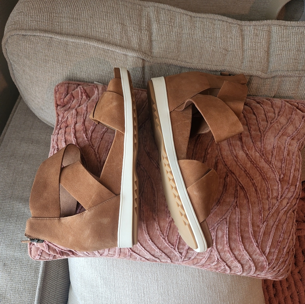 Eileen Fisher Women's Tan Sandals - Picture 7 of 10